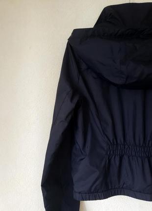 Облегченная курточка ветровка с капюшоном и карманами hollister p.m6 фото