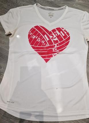 Спортивная футболка nike.