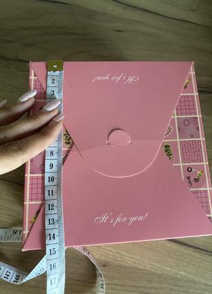 Картонная розовая подарочная коробка с ленточкой4 фото