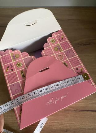 Картонна рожева подарункова коробка зі стрічкою3 фото