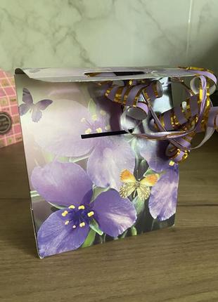 Небольшая лиловая подарочная коробка с цветамилиловая4 фото