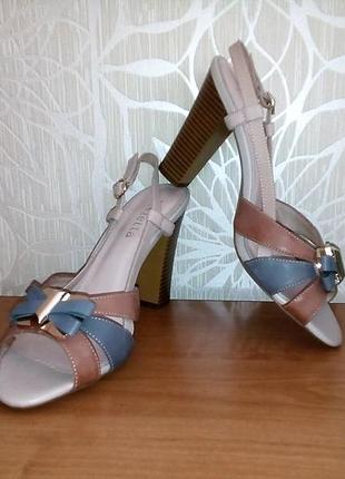 Симпатичные босоножки belletta 25,5 см.