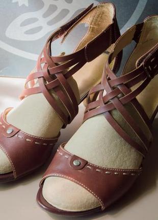 Босоніжки шкіряні коричневі