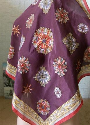 Шейный шелковый платок.