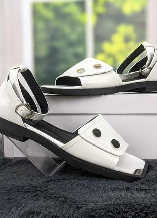 Босоножки женские белые с квадратным носком на плоском каблуке bashili7 фото