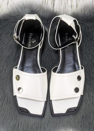 Босоножки женские белые с квадратным носком на плоском каблуке bashili4 фото