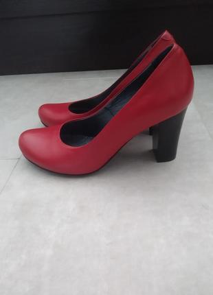 Шкіряні жіночі туфлі червоного кольору1 фото