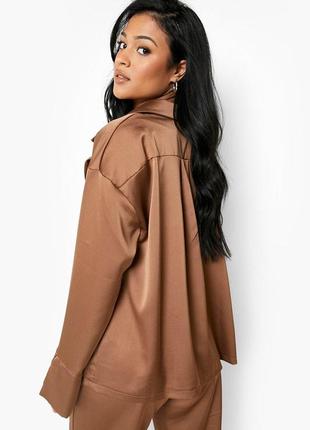 Жіноча атласна сорочка з високим коміром коричневого кольору4 фото