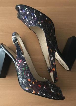 Оригинальные кожаные босоножки 36 р