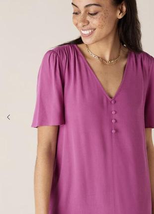 Рожева блуза топ з v-подібним вирізом спереду на ґудзиках футболка