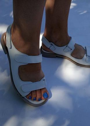 Белые женские босоножки из натуральной кожи классика на невысоком каблуке3 фото