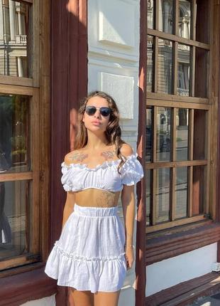 Белый хлопковый костюм топ с открытыми плечами на резинке и короткая юбка с валанам пояс резинка