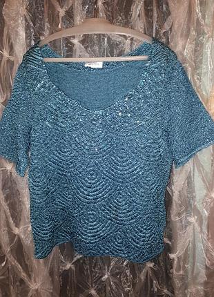 Фактурна суперлегка цікава футболка.