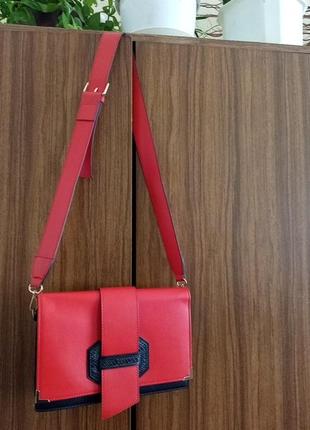 Червона сумочка на плечі2 фото