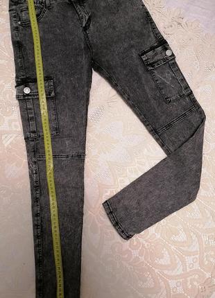 Зауженные джинсы с накладными карманами сбоку