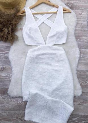 Гарне біле плаття по фігурі з відкритим верхом