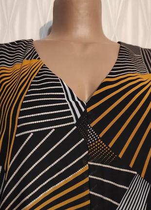 Красивое платье оригинального кроя.