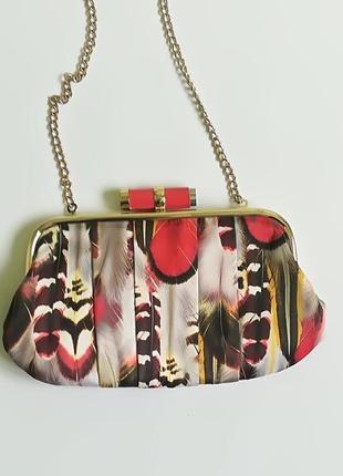 Яскрава атласна сумочка