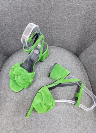 Яскраві замшеві босоніжки плетіння квадратний носик каблук 6 см7 фото