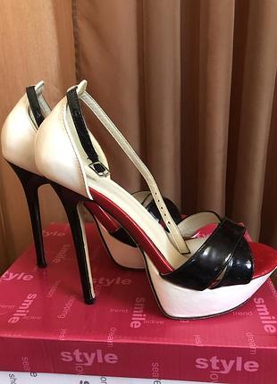 Нереально круті босоніжки