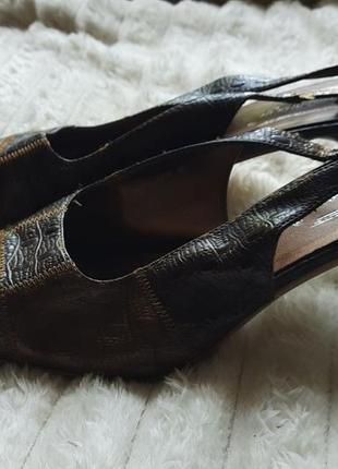 Жіночі класичні туфлі-босоніжки на каблуку3 фото
