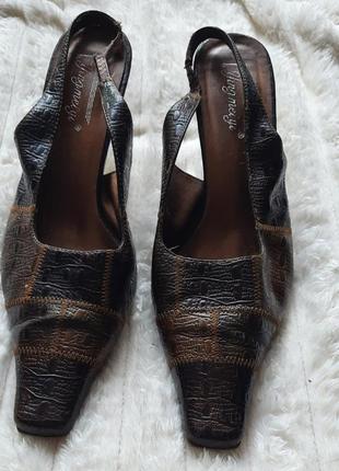 Жіночі класичні туфлі-босоніжки на каблуку1 фото