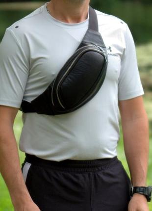 Шкіряна чоловіча чорна поясна сумка бананка