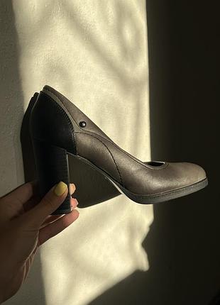 Туфлі на стійкому каблуці