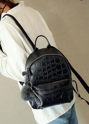 Стильный женский рюкзак с меховым брелком5 фото