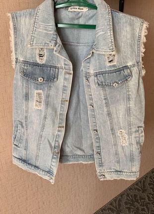 Джинсовая жилетка