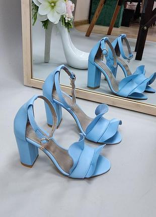 Босоніжки з воланами на зручному каблуку шкіряні