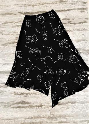 Красивая юбка чёрно-белая на резинке с воланом спереди разрез ассиметрия женская5 фото