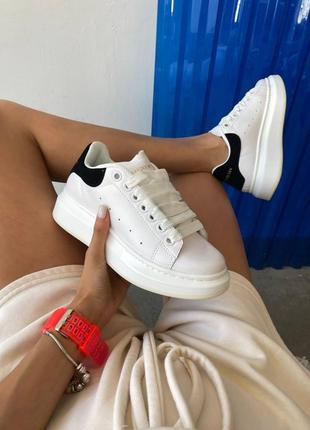 Alexander mcqueen classic white / black жіночі кросівки олександр маквин1 фото