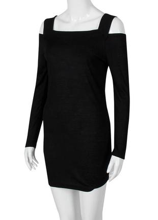 Черное мини платье с открытыми плечами2 фото