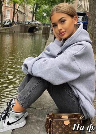 На флісі подовжений худіз капюшоном