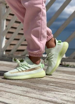 Жіночі кросівки adidas yeezy boost 350 v2 light green