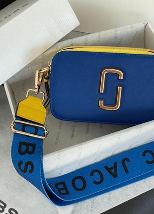 Патріотична брендова сумка сумочка крос боді marc jacobs з довгим ремінцем. патріотична жовто блакитна сумочка marc jacobs