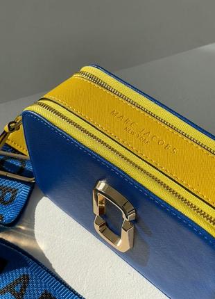 Патриотическая брендовая сумка сумочка кросс боди marc jacobs с длинным ремешком. патріотична жовто блакитна сумочка marc jacobs4 фото