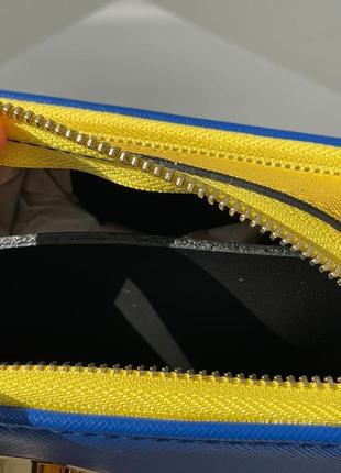 Патриотическая брендовая сумка сумочка кросс боди marc jacobs с длинным ремешком. патріотична жовто блакитна сумочка marc jacobs7 фото