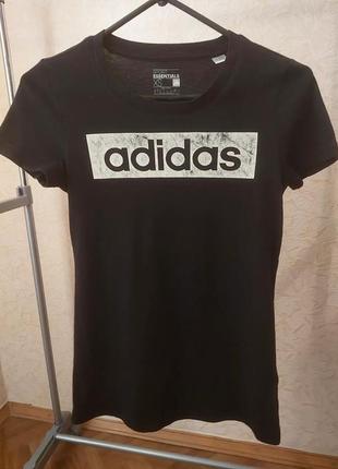 Жіноча футболка adidas
розмір