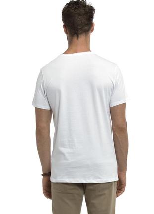 Біла чоловіча футболка lc waikiki / лз вайкікі футболка зі стилізованим необробленим вирізом4 фото