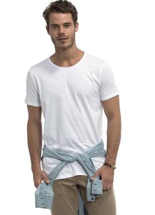 Біла чоловіча футболка lc waikiki / лз вайкікі футболка зі стилізованим необробленим вирізом3 фото
