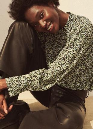 Віскозна блузка блузка з коміром стійкою в квітковий принт з широкими обьемными рукавами від h&m1 фото