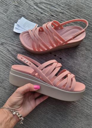 Босоніжки на платформі crocs brooklyn
