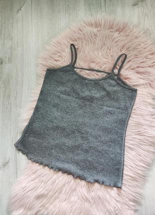 Серая майка в рубчик