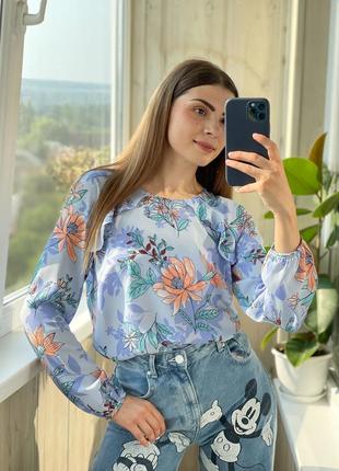Нежная голубая блуза с рюшами в цветочный принт 1+1=3