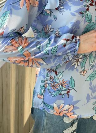 Нежная голубая блуза с рюшами в цветочный принт 1+1=39 фото
