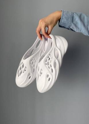 Adidas yeezy foam runner white 🔝 женские тапочки адидас ези3 фото