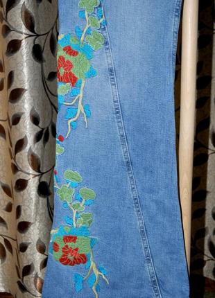 Жіночі розкльошені прикрашені вишивкой стрейч джинси urban outfitters3 фото