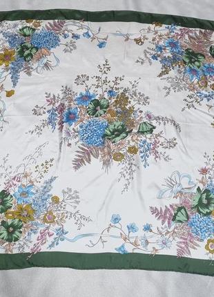 Красивий шовковий платок з квітами